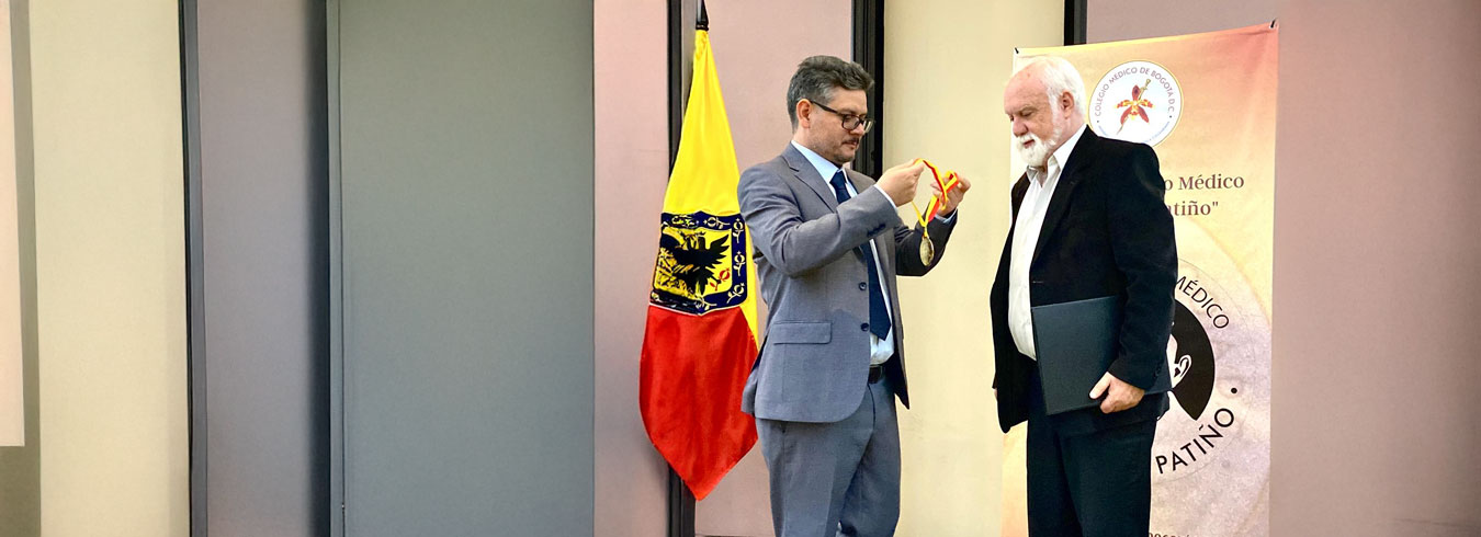 Foto director de ADRES recibiendo premio