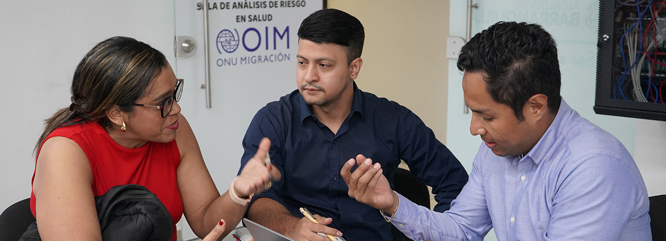 Personas de ADRES dando asistencia en territorios